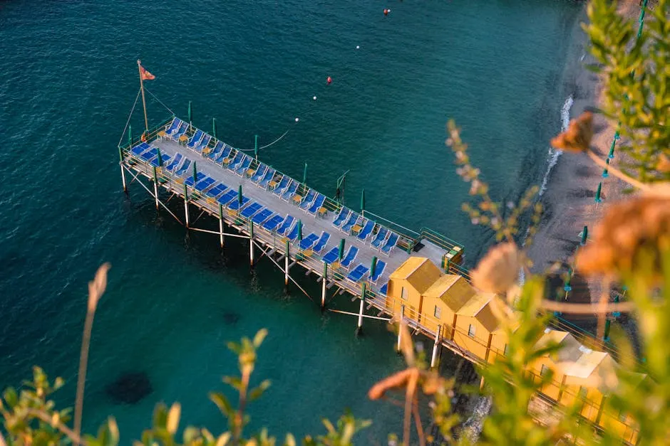 Vista panoramica della spiaggia di Guardistallo con attività acquatiche.