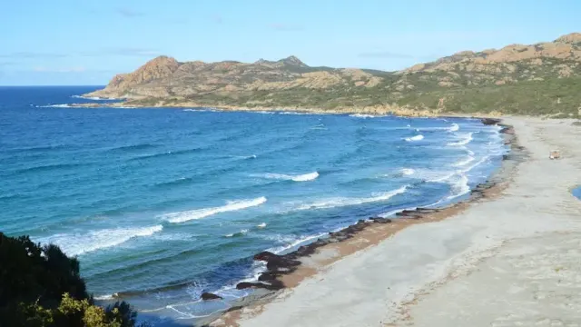 Passeggiare sulla riva: Mare a Marciana Marina
