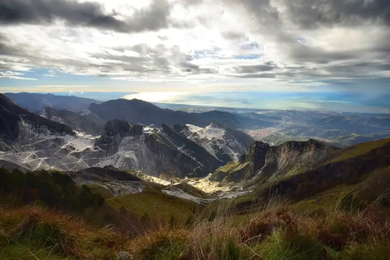 Pietrasanta e le cave di marmo: il legame con le Alpi Apuane