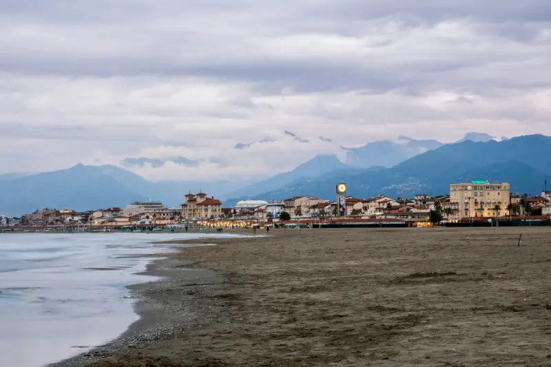 Le spiagge di Viareggio: itinerario tra stabilimenti storici, tratti liberi e servizi