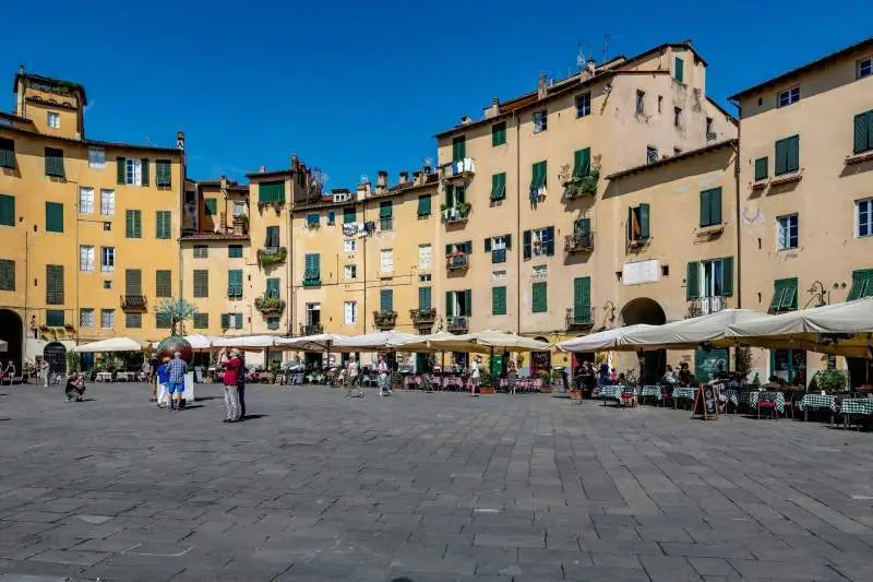 Lucca e la magia dell’Anfiteatro: curiosità, storia e segreti della piazza più iconica