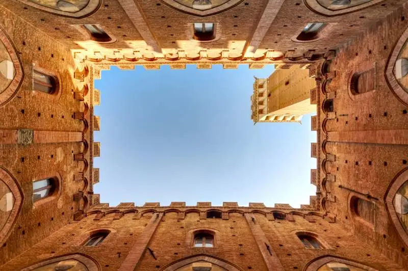 I simboli nascosti di Siena: il pavimento del Duomo, le fonti, i vicoli