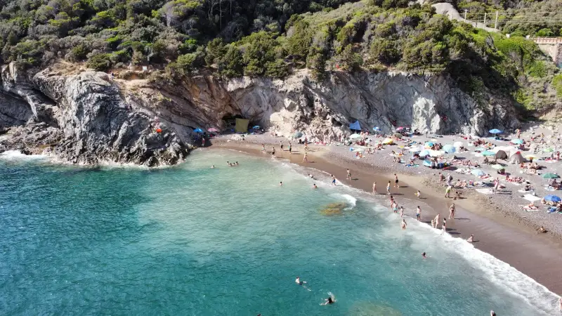 Le spiagge di Livorno: scogliere, calette e tratti di costa