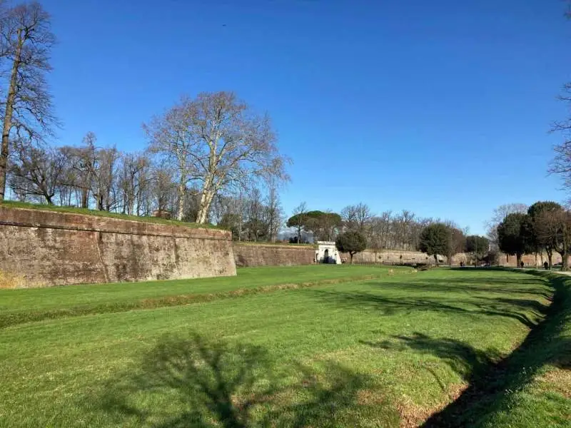 Le Mura di Lucca: curiosità, segreti e storie delle fortificazioni più famose d’Italia