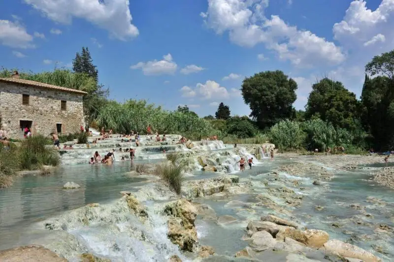 Cosa vedere a Saturnia: terme, cascata del Mulino e borghi della Maremma